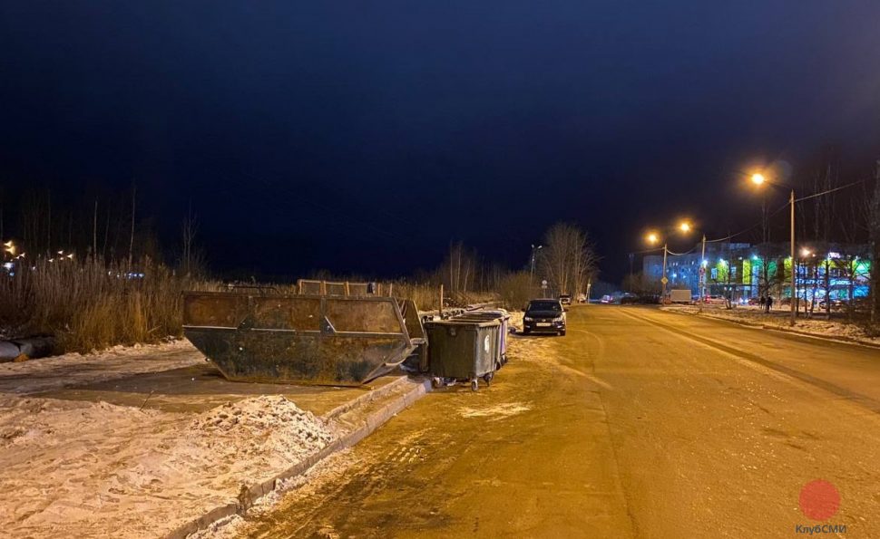 В Северодвинске мусорные контейнеры мешают машинам